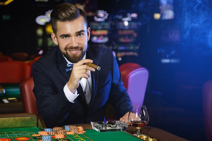 Antarmuka padi 777 yang menampilkan berbagai kategori permainan sportsbook, live casino, dan slot